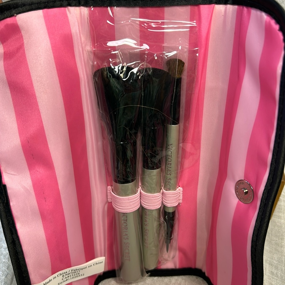 NWT Victoria’s Secret Brush set